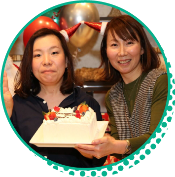 誕生日をお祝いされるスタッフ